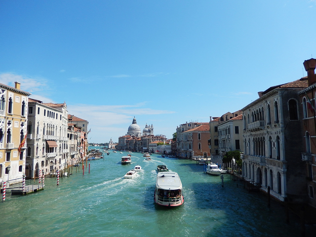 イタリア半島の根元、ベネチアは水の街だけあって運河や水路が縦横に通じている。写真はカナル・グランデ。