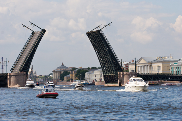 ロシア・サンクトペテルブルクの開閉橋。