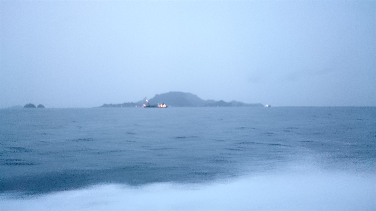 早朝の男鹿島を横目に家島へ！