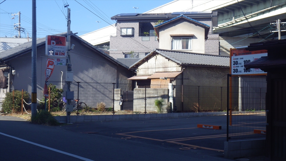 周辺に駐車場はあるものの、有料・空いているかもわからないため、車の方はご注意ください。