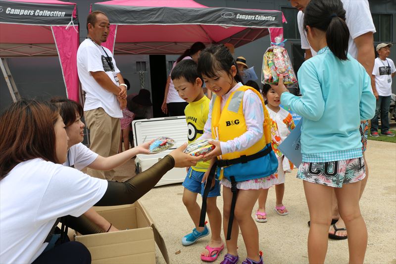 参加して下さったお子様にはお菓子を配布！これが一番喜んでくれたのかな・・・？