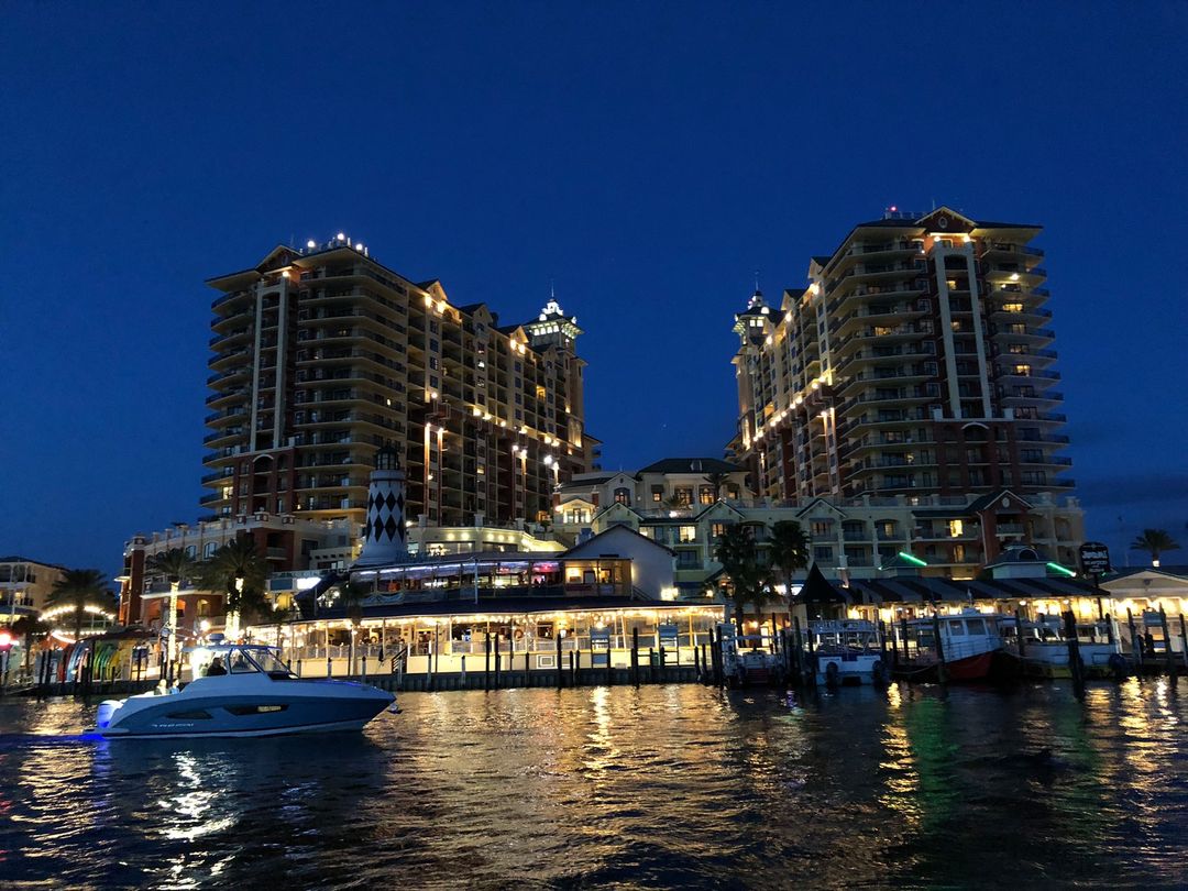 アメリカ　フロリダ州　Destin Harbor　夜間のクルージングは​​最高です。