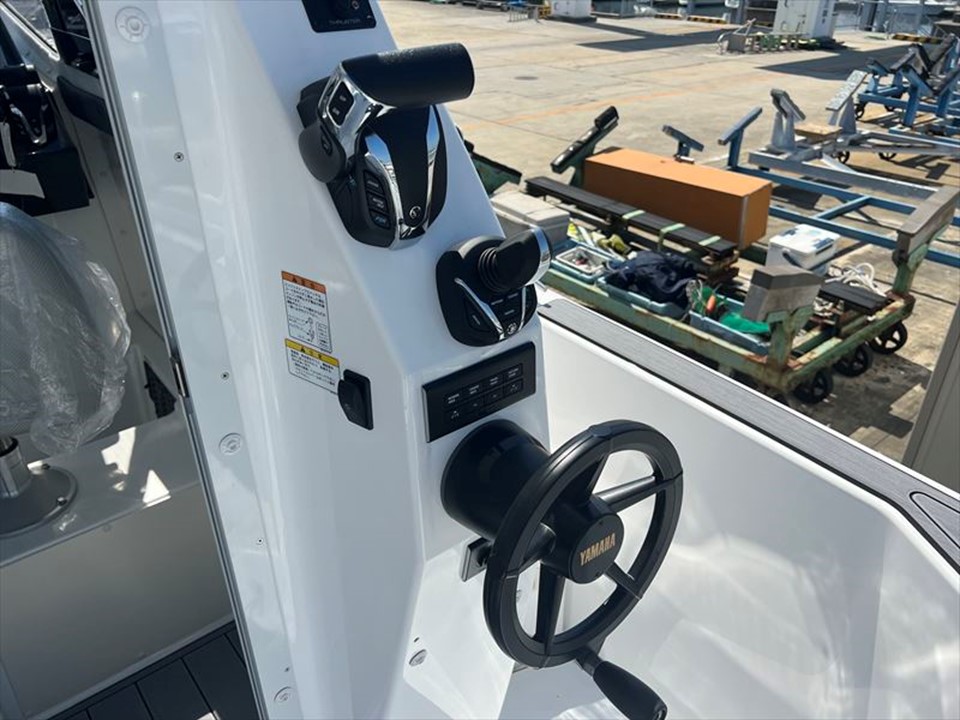 　Fishing Supportリモコン、スラスター、アフト操舵の3点システム　★シフトのON/OFFを時間管理をするプログラムで制御。釣りながらのシフト操作から解放され、風速・潮流に合わせメモリをセットすればキャプテンも釣りに集中しやすい環境