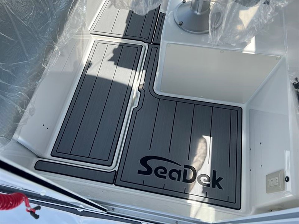 SeaDekはEVA材を使ったデッキ材で 釣りで発生する汚れに強く、防音や 衝撃、ケガ等を防ぐ役割、グリップ性の高さ クッション性の高さ等、様々な面で性能を発揮、