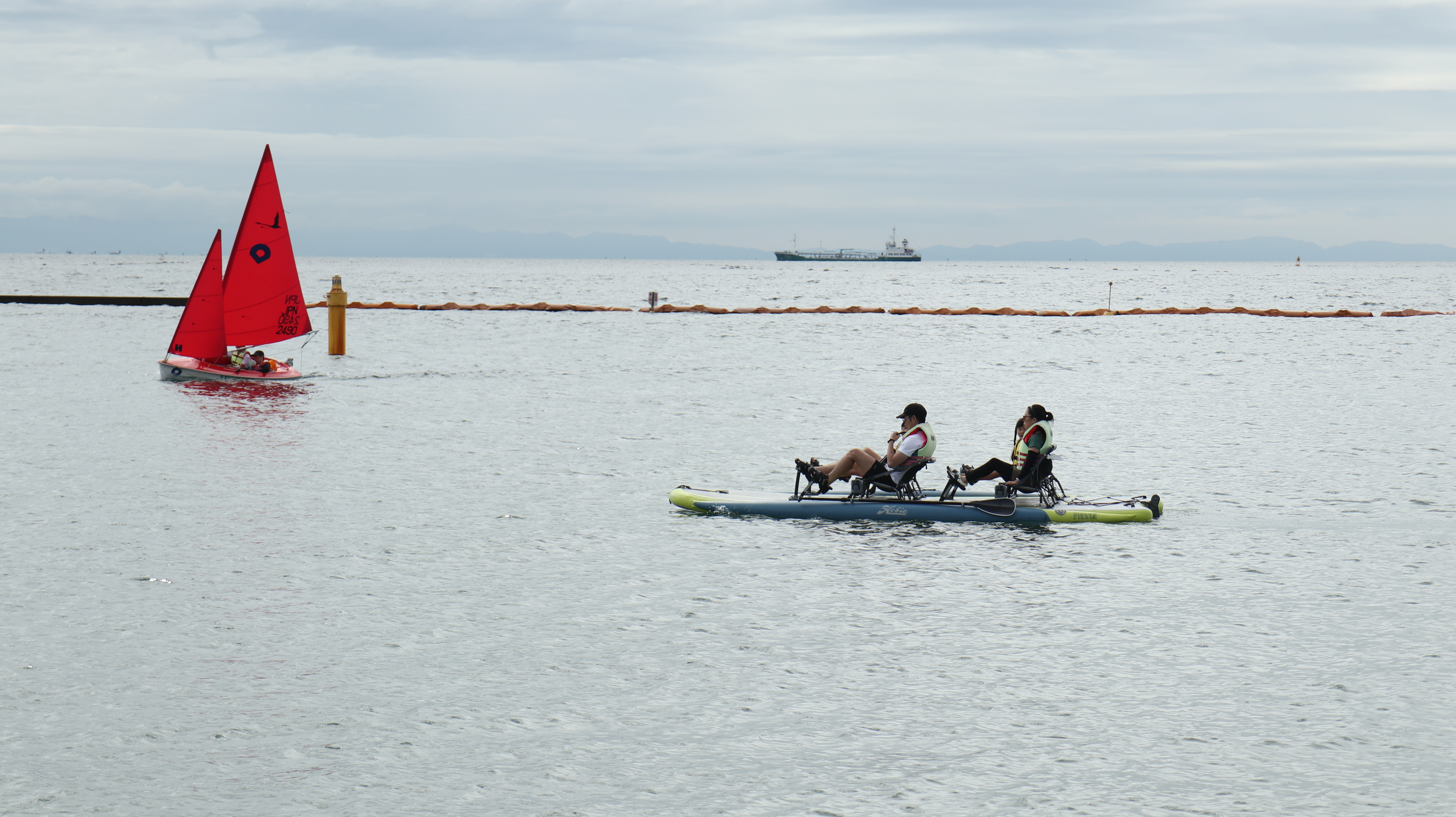 カヌーでゆったりと海面を進むグループ。