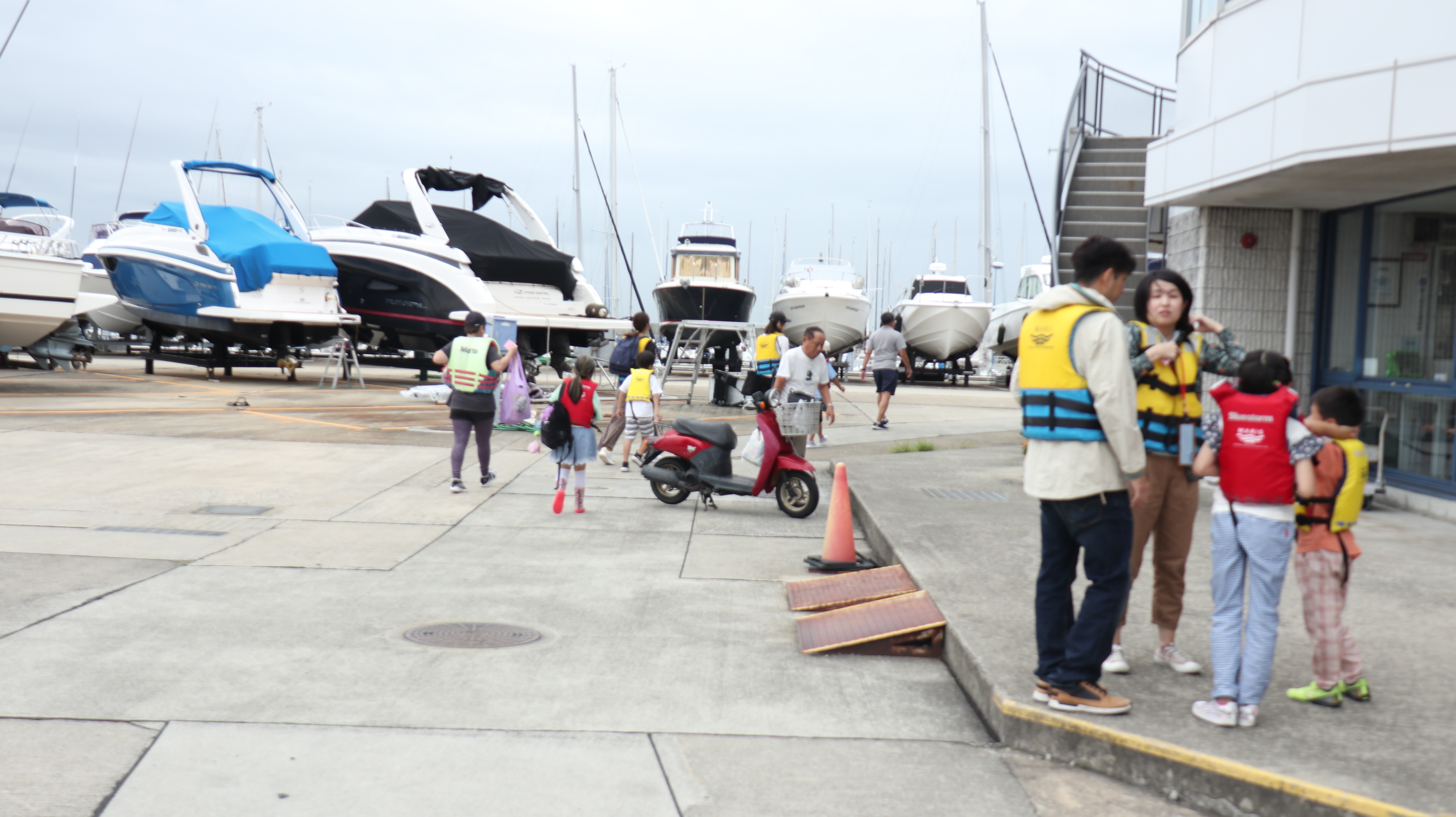 セーリングヨットに乗り込み、海上へと向かう参加者たち。